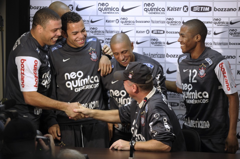 Atletas invadem a coletiva para cumprimentar Mano Menezes | AFP