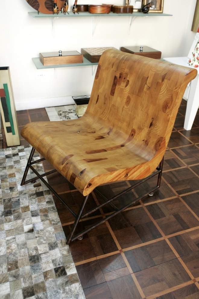 Cadeira, feita à mão com madeira e ferro, custa R$ 1,7 mil na Empório Brasil |