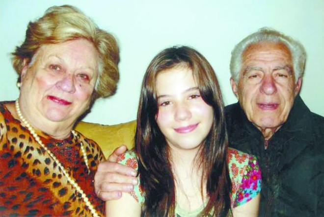 Ayrton Marino recebeu, ao lado da esposa, Bogomila, filhos e netos, amigos que foram abraçá-lo por seu aniversário, em agradável encontro na Confeitaria Dois-Amores. Entre os presentes, o poeta Apollo Taborda França, que dedicou poema ao aniversariante. Na foto, o casal Ayrton Marino e a linda neta Tamara Marino Bauer |