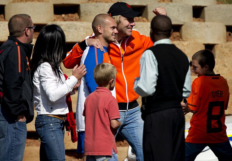 O meia Sneijder, considerado um dos grandes perigos da Laranja Mecânica pelos adversários da final, posa para foto ao lado de torcedores na África do Sul | Koen van Weel/ AFP