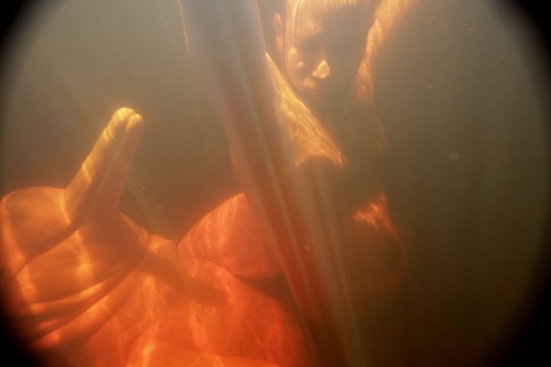 Fisioterapeuta ao lado do boto cor-de-rosa | Ricardo Moraes / Reuters