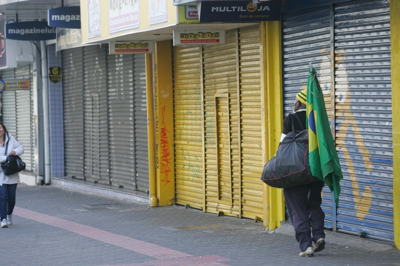 Lojas fechadas ontem no Centro de Curitiba, durante a partida de Brasil e Holanda: sumiço de consumidores e recuperação lenta nas vendas | Ivonaldo Alexandre/ Gazeta do Povo