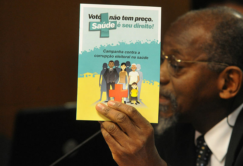 O representante do Movimento de Combate à Corrupção Eleitoral Carlos Moura mostra a cartilha lançada durante reunião do Conselho Nacional de Saúde | Elza Fiúza/ABr