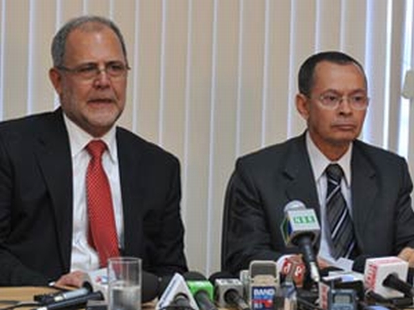 O diretor da ANTT, Bernardo Figueiredo (à esquerda) e o ministro dos Transportes, Paulo Sérgio Passos, durante lançamento do edital de licitação do trem- bala, nesta terça (13) | Agência Brasil