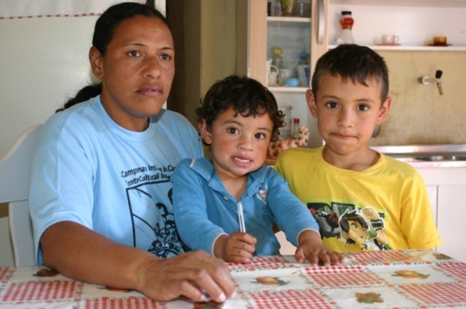 A gente recebe dois litros [do Leite das Crianças] na segunda e na quarta-feira. Na sexta, são três litros. Ajuda muito, mas eles fornecem só até os três anos [de vida da criança]. Deveriam dar até os filhos completarem cinco ou seis, pois eles precisam.
Roseli de Fátima Santos, dona de casa de Ponta Grossa, beneficiária do Leite das Crianças e do Bolsa Família | José Aldinan