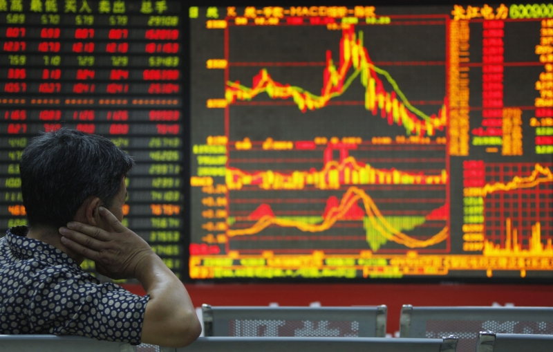 Investidor chinês observa pregão: dia foi de recuo nas principais bolsas | Reuters