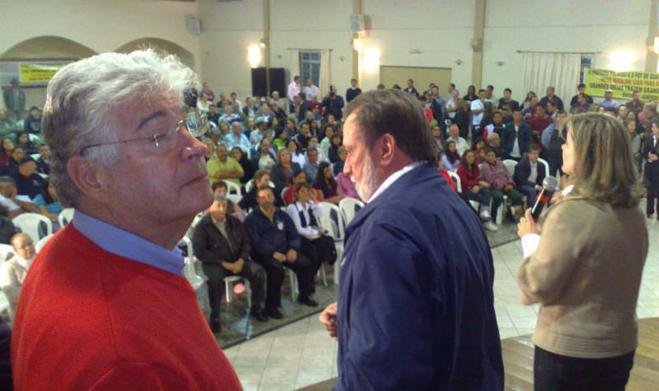 Roberto Requião, Osmar Dias e Gleisi Hoffmann dividem o mesmo palco em Quatro Barras, na Região Metropolitana de Curitiba | Euclides Lucas Garcia/Gazeta do Povo