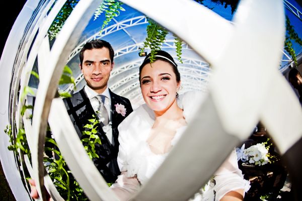 O advogado tributarista Rafael Ling Tosta e a promotora de eventos Juliana Camargo na cerimônia de seu casamento, na Maison Barigui, no último sábado. A noiva é sócia da sogra, a arquiteta Maylin Ling, na JSCA Eventos |