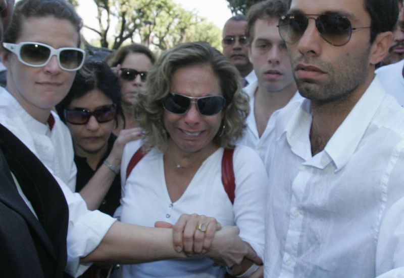 A atriz Cissa Guimarães chora a morte trágica do filho na chegada ao velório | Alessandro Costa / AE