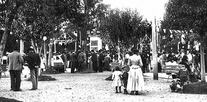 Festa na Praça Tiradentes, por ocasião da inauguração do primeiro monumento erigido em Curitiba. Aconteceu em 1904, com a estátua de Floriano Peixoto, o Marechal de Ferro | 