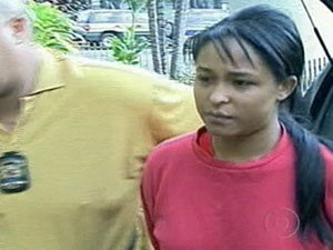 Dayanne Souza no momento em que é levada para
depor em MG. | TV Globo/Reprodução