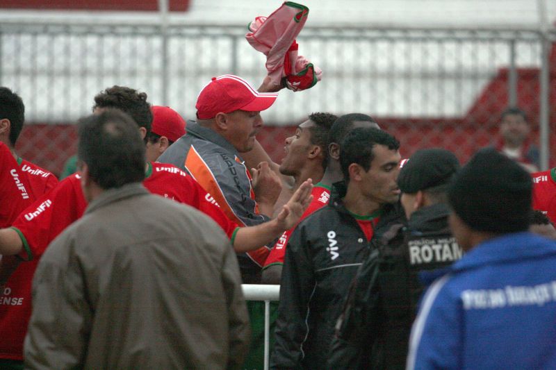 Jogadores da Lusa incoformados com o gol não confirmado pela arbitragem | Christian Rizzi / Agência de Noticias Gazeta do Povo