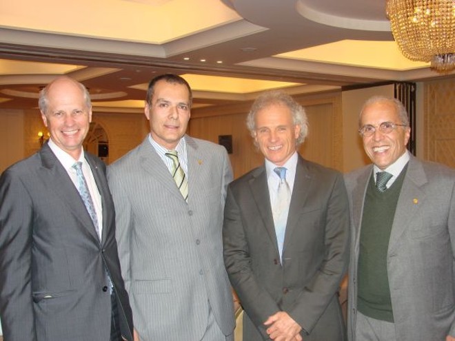 O presidente da Renault do Brasil, Jean-Michel Jalinier (à esq.); Benedicto Kubrusly Júnior, diretor do Sindipeças Paraná; Gérard Cavé, vice-presidente da Renault do Brasil, e o presidente Sindipeças Brasil, Paulo Butori, no jantar realizado pelo sindicato da indústria de autopeças na última segunda-feira no Hotel Sofitel, em São Paulo |