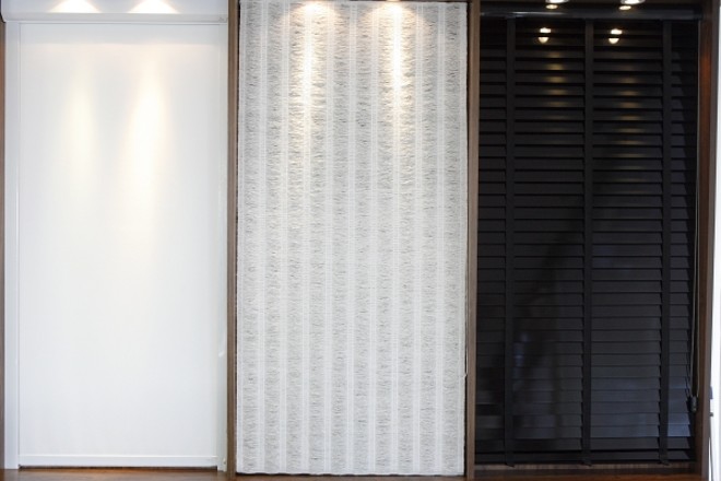 Rolô blackout, da Sunshine, ao lado da Romana com palha de seda, da Vertical Persianas, e Piano, da Luxaflex: R$ 195, R$ 300 e R$ 1,4 mil o metro quadrado, respectivamente, na Vertical Persianas | 