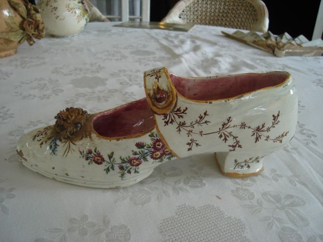 Oco por dentro, o sapato tem o tamanho de um pé e resistiu ao tempo justamente por ser uma peça pesada | 