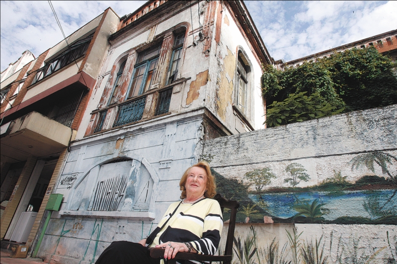 Geni Wilner, viúva do Isaac Wilner, como gosta de ser chamada, na frente da residência em que foi criada: esperança de que a casa não caia | Hedeson Alves/Gazeta do Povo