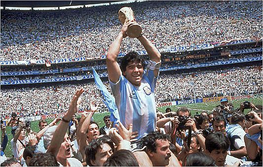 El Diez ergue a taça no México, em 1986 | Reprodução