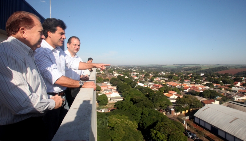 Beto Richa (ao centro) observa a cidade de Campo Mourão vista do alto: visita à Coamo e promessa de valorizar o agronegócio | Dirceu Portugal/ Gazeta do Povo