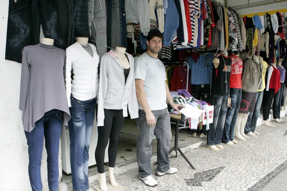 Mozart Nonzer Youssef, que tem uma loja na Rua Pedro Ivo, no Centro de Curitiba: Não temos como mostrar a mercadoria e as vendas acabam prejudicadas | Antonio More/Gazeta do Povo