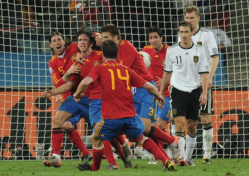 O zagueiro Puyol é cercado pelos companheiros na comemoração do gol da vitória sobre a Alemanha. Apesar de todo o domínio espanhol, classificação só foi definida em um escanteio | Carl De Souza / AFP