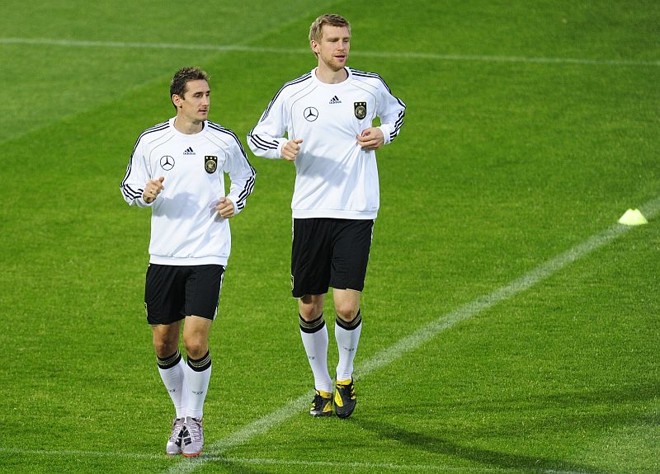 O atacante Klose ao lado do zagueiro Per Mertesacker: goleador em boa fase |