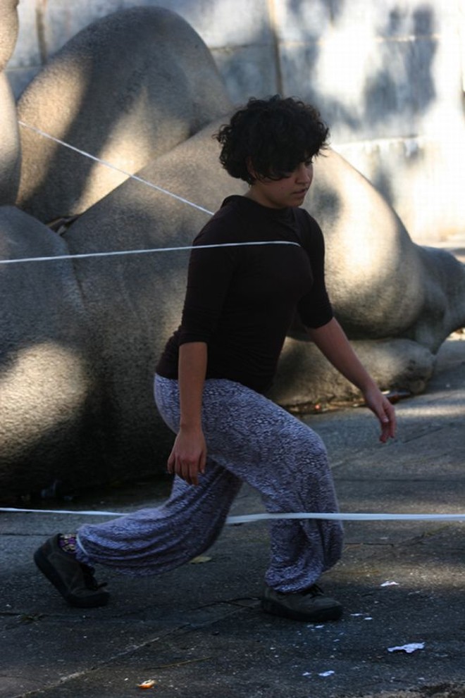 Atores da Cia. Elenco de Ouro interagem com espaço urbano |