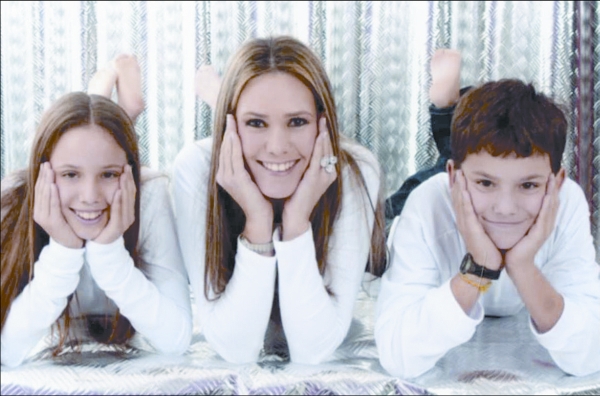 Em tempo de descontração, a advogada Rafaela Fernandes Stall enfrentou o flash na companhia dos filhos Chiara e Enrico Stall Leite. Recentemente, o gracioso trio participou de um cruzeiro pelos pontos marcantes do litoral italiano |