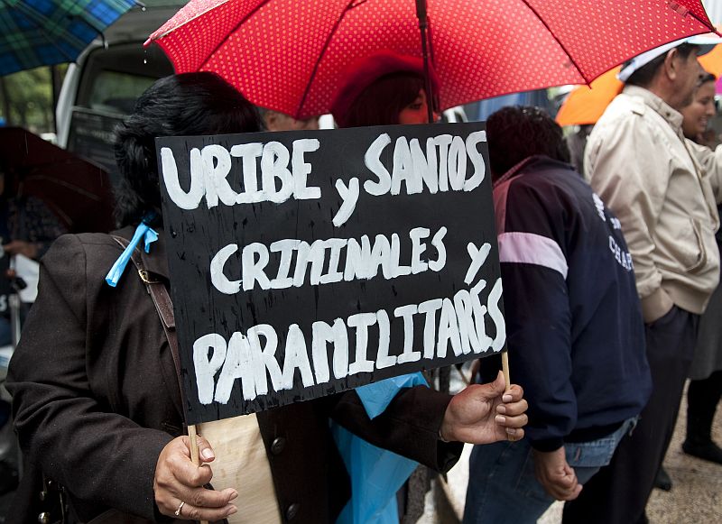 Manifestantes protestam contra Uribe e Santos: novo presidente herdará um histórico de confrontação com Chávez | Omar Torres/AFP