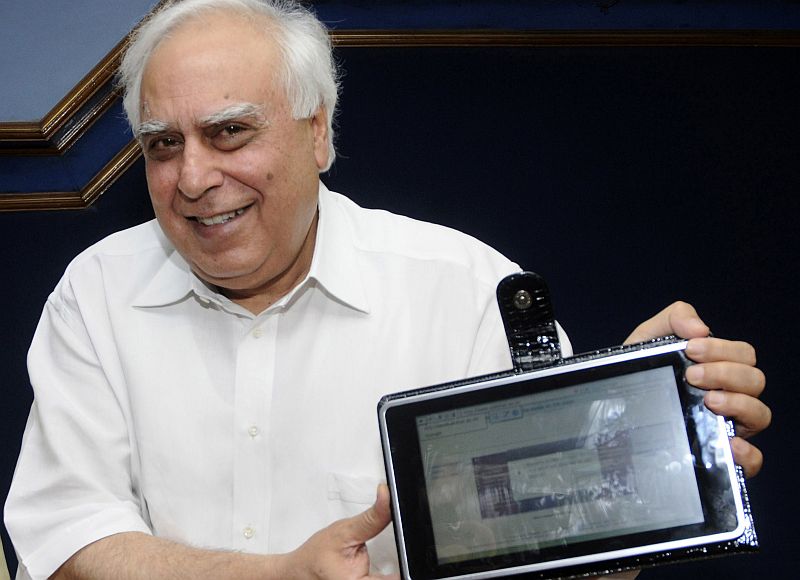 Kapil Sibal, ministro do Desenvolvimento de Recursos Humanos da Índia, com o tablet | AFP