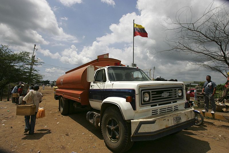 Caminhão carregado com gasolina cruza a fronteira entre Venezuela e Colômbia, em Zulia: conflito prejudica comércio na região | Isaac Urrutia/Reuters