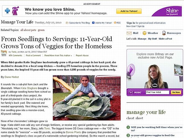 Katie Stagliano posa com o repolho de 18 kg | Reprodução/Yahoo News