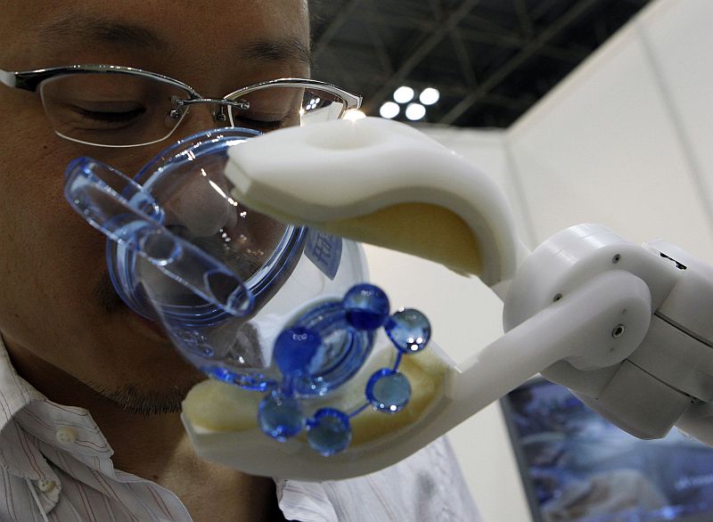 Robô ajuda pessoa a beber água em feira no Japão | Reuters