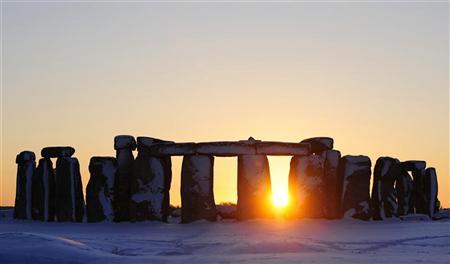 O sol se põe atrás do do monumento pré-histórico britânico Stonehenge, em Wiltshire, sul da Inglaterra, 7 de janeiro de 2010 |