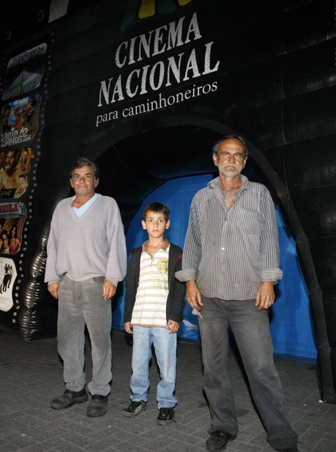Miguel Alves, o garoto Elenilson Mariano e seu pai, Ismael: cinema é diversão |
