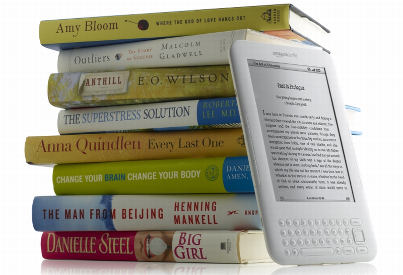 Uma pilha de livros e um Kindle DX, da livraria eletrônica americana Amazon: em um ano, 630 mil e-books vendidos | Divulgação / Amazon