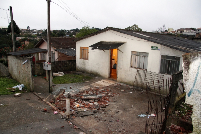 O muro da casa em que Márcia e a filha Mayane estavam ficou destruído com o acidente. Mais quatro pessoas ficaram feridas | Daniel Derevecki/Gazeta do Povo