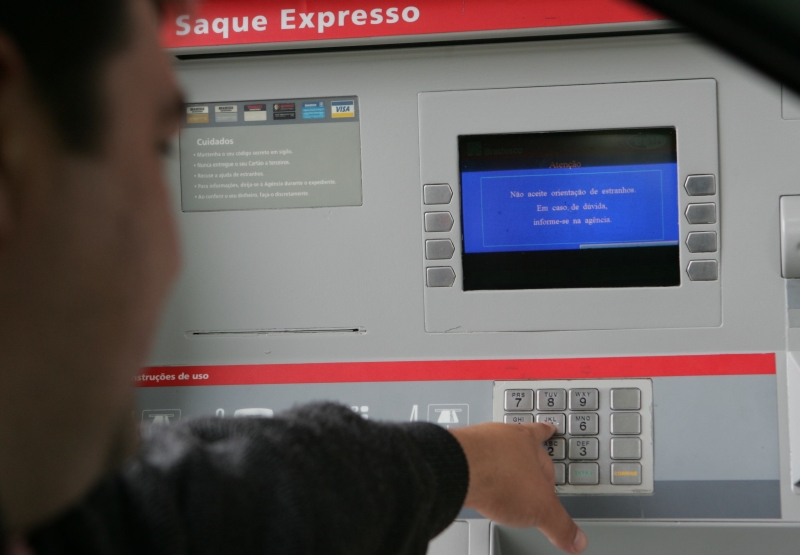 Compatibilidade de caixas eletrônicos com cartões emitidos no exterior é apontada como possível problema para 2014 | Aniele Nascimento/Arquivo/ Gazeta do Povo