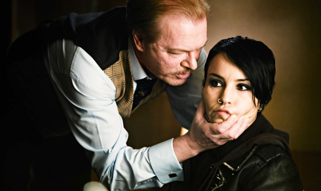 A esquisitona Lisbeth Salander sofre com frequentes abusos e ajuda um jornalista a solucionar mistério | Divulgação