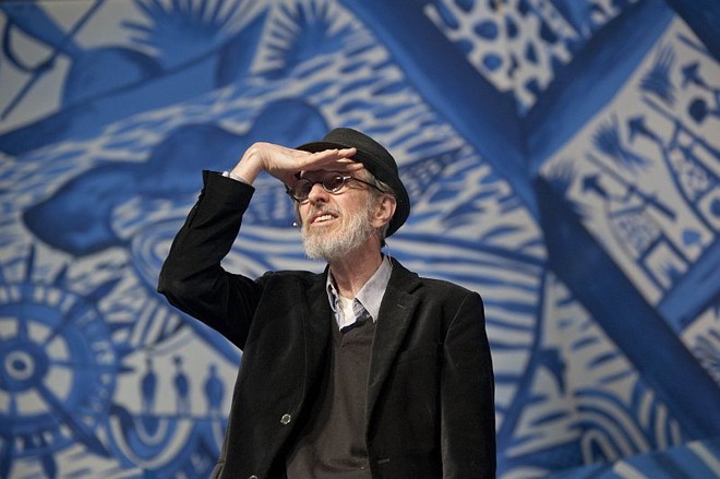 O grande personagem de 2010 - O cartunista Robert Crumb tentou avistar o público quando entrou no palco da Flip no último sábado à noite. Na sequência, simulou as bombas que o acertaram (inclusive fazendo barulho de