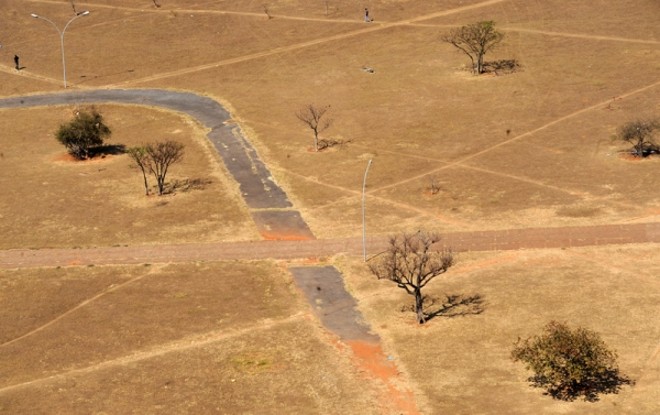 Gramado seco em área próxima à Esplanada dos Ministérios, em Brasília |
