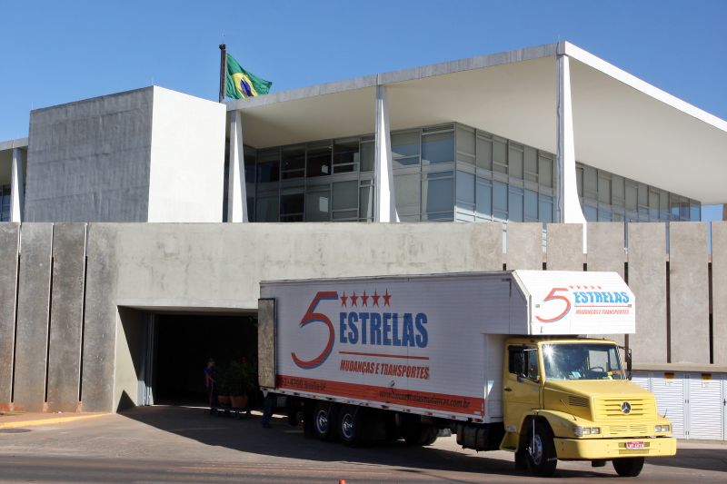 Caminhão de mudança: móveis e objetos retornam ao Palácio do Planalto após a reforma do prédio | Wenderson Araújo