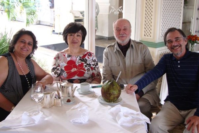 O flautista e maestro curitibano Norton Morozowicz (à dir.) no almoço ontem, na pérgula do Copacabana Palace, com o casal Tomoko e Kurt Masur (ambos ao centro) e Glacy Antunes. Norton e Glacy foram ao Rio para a festa de aniversário de Tomoko, que é violista, realizada terça-feira no Salão Azul do Copa | 