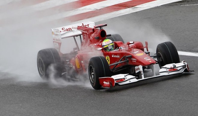 Felipe Massa, da Ferrari, frita os pneus durante o treino livre de ontem. Brasileiro conseguiu a 5ª posição, enquanto o outro ferrarista, Fernando Alonso, foi o melhor | Francois Lenoir / Reuters