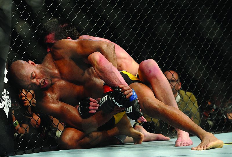 Anderson Silva tenta imobilizar o americano Chael Sonnen, em um dos raros momentos que esteve com o domínio do combate. Lutador paranaense foi massacrado, mas triunfou com nocaute no fim da luta | Jon Kopaloff/Zuffa LLC