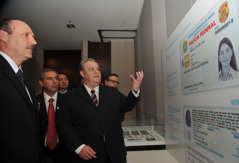 O ministro da Justiça, Luiz Paulo Barreto (no centro), e o diretor da Polícia Federal, Luiz Fernando Corrêa, apresentam o Registro de Identificação Civil: cartão de identidade terá múltiplas funções | Walter Campanato / Agência Brasil