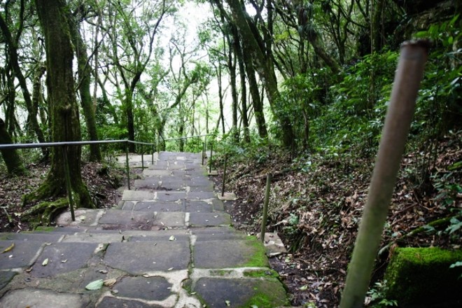 Corrimão danificado e enferrujado no início da trilha que leva à gruta | 