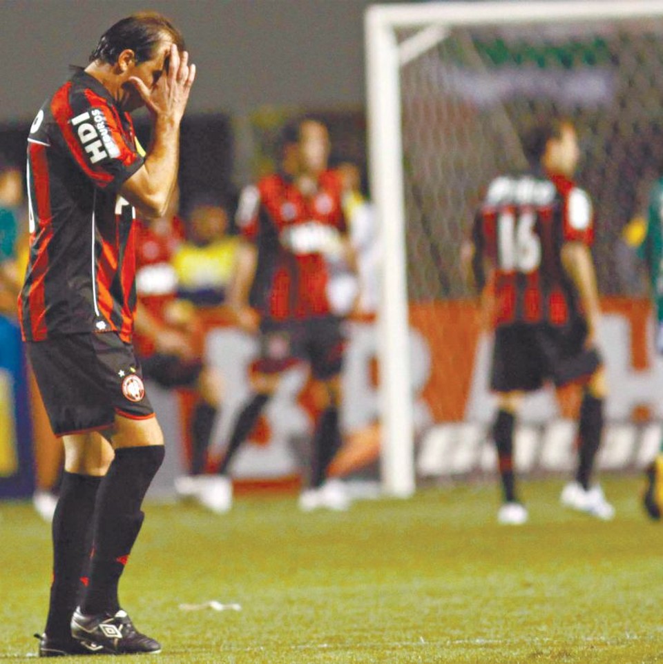 Clima pesa no Atlético após nova derrota fora de casa Só restou lamentar, como faz Paulo Baier no gramado do Pacaembu. Não houve como deixar de admitir o mau futebol após a derrota de sábado para o Palmeiras | Léo Pinheiro/ Futura Press