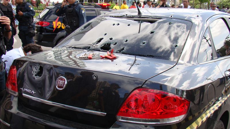 O carro em que estava Mendonça foi alvo de disparos quando estava parado no sinal; baleado, motorista está em estado grave | Flávio Antunes / Agência Estado