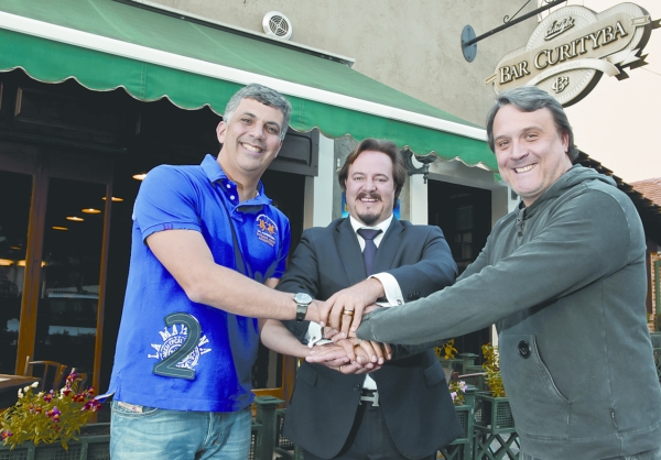 Os empresários Fabrício de Macedo (ao centro), Marcelo Santana (à esq.) e Gustavo Haas comemoraram no fim de semana a sociedade que acabam de fazer no Bar Curityba, um dos mais badalados da cidade. Como a coluna informou neste sábado, Macedo convidou a dupla para dividir conm ele o comando da casa | Naideron Jr.
