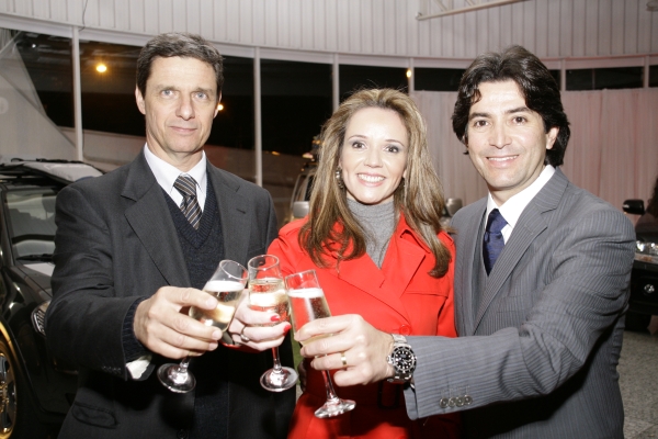 O presidente da Suzuki no Brasil, Luiz Rosenfeld (à esq.) brinda com o casal Flávia e Daniel de Castro no badalado coquetel de inauguração da concessionária De Castro, realizado nesta segunda-feira na Avenida Victor Ferreira do Amaral, no Tarumã | DWD Produções